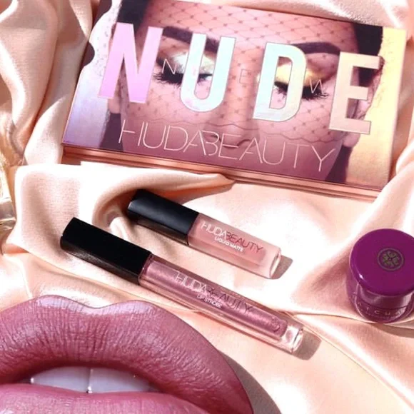 HUDA BEAUTY Nude Eyeshadow Palette with Pink and Gold Shades - Picture 9 of 14